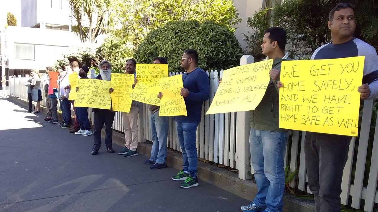 250 chauffeurs de taxi font grève à Hobart pour des raisons de sécurité, d’abus et de racisme